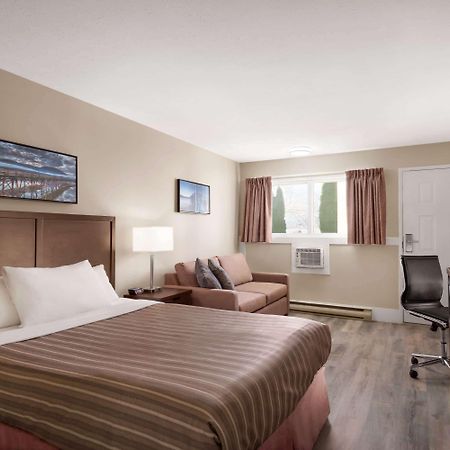 Travelodge By Wyndham Salmon Arm Bc Bagian luar foto