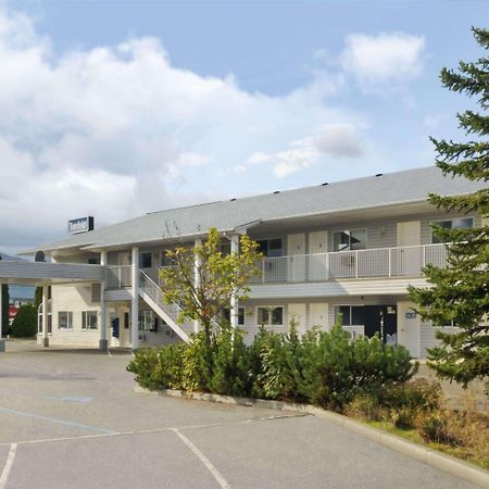 Travelodge By Wyndham Salmon Arm Bc Bagian luar foto