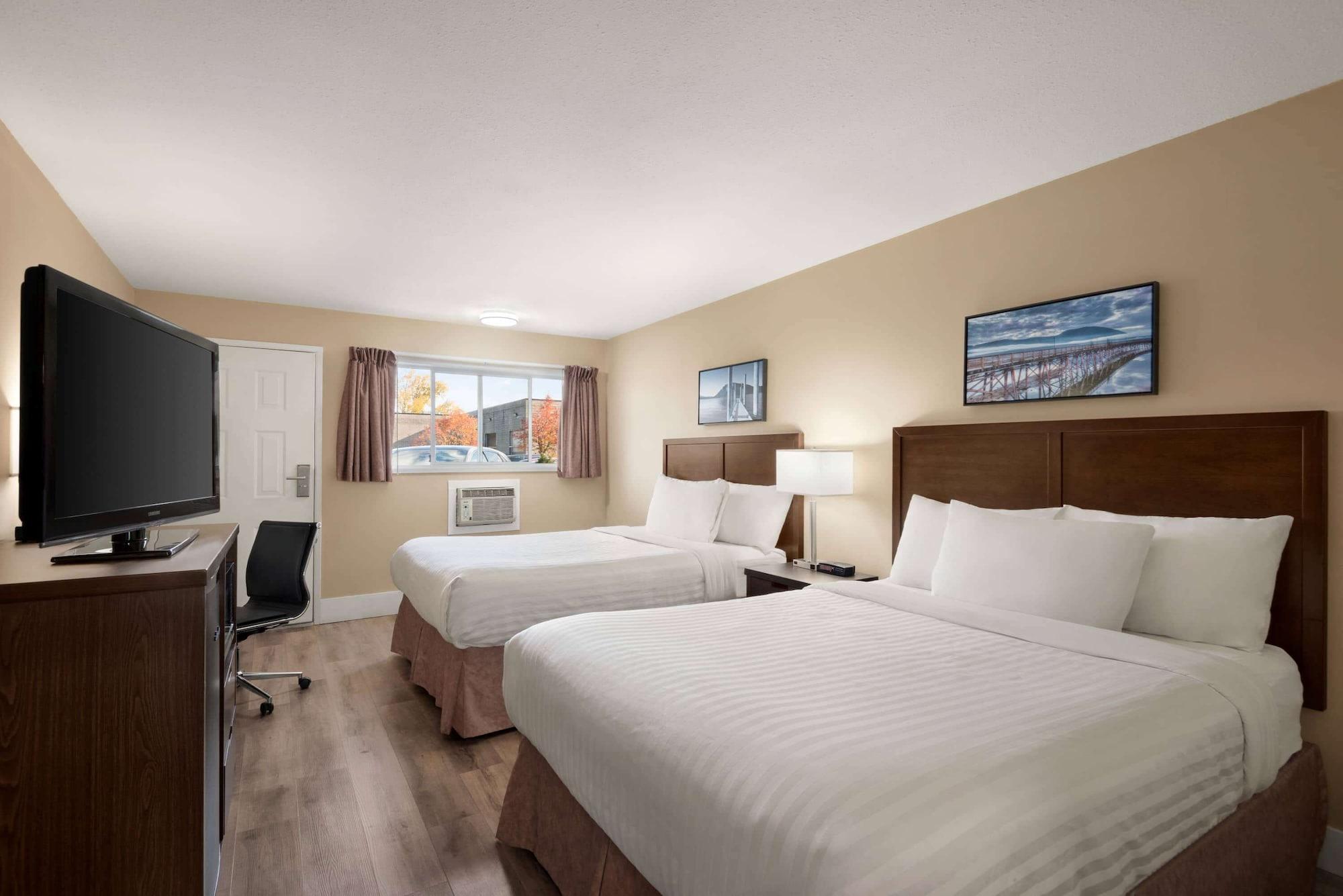 Travelodge By Wyndham Salmon Arm Bc Bagian luar foto