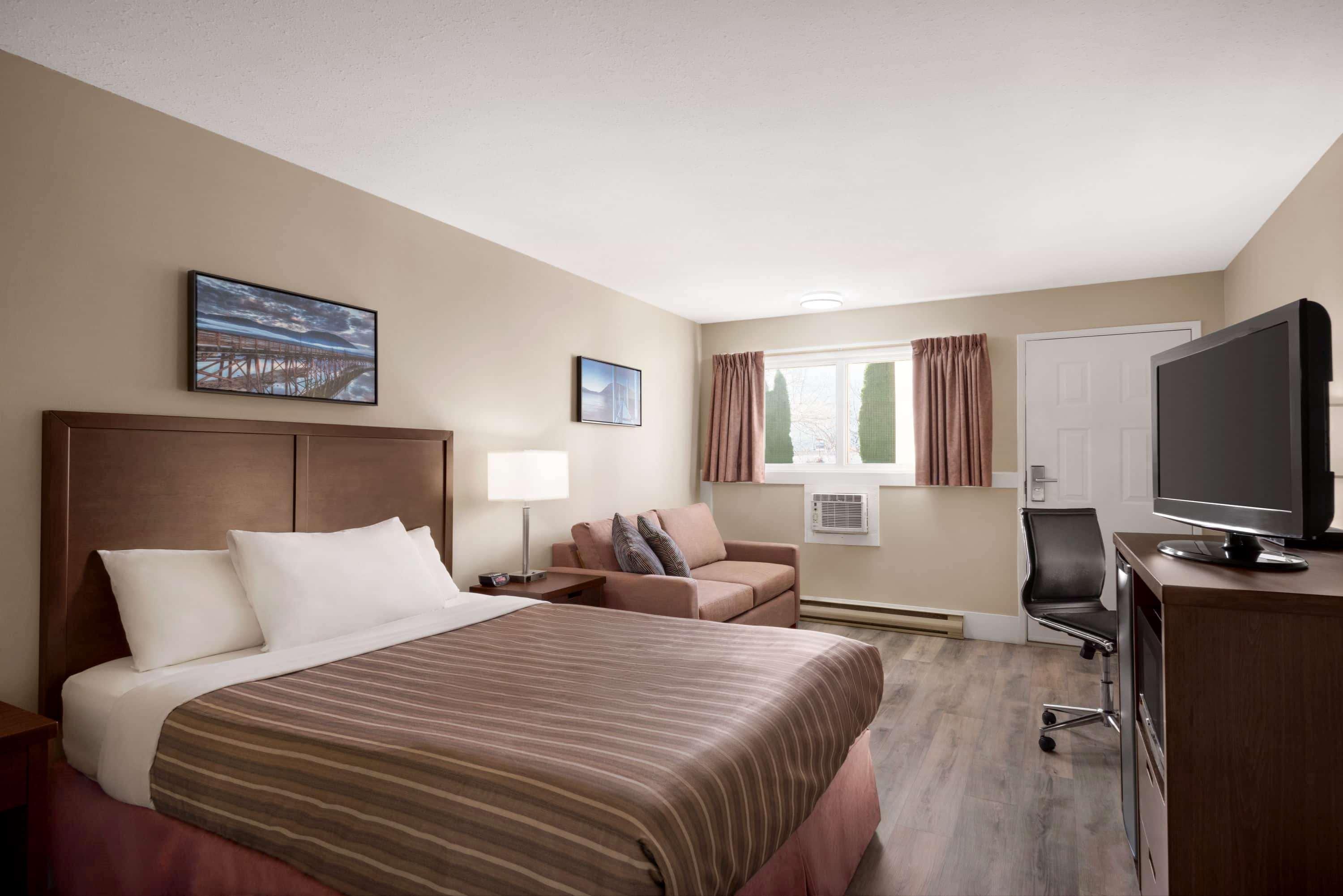 Travelodge By Wyndham Salmon Arm Bc Bagian luar foto