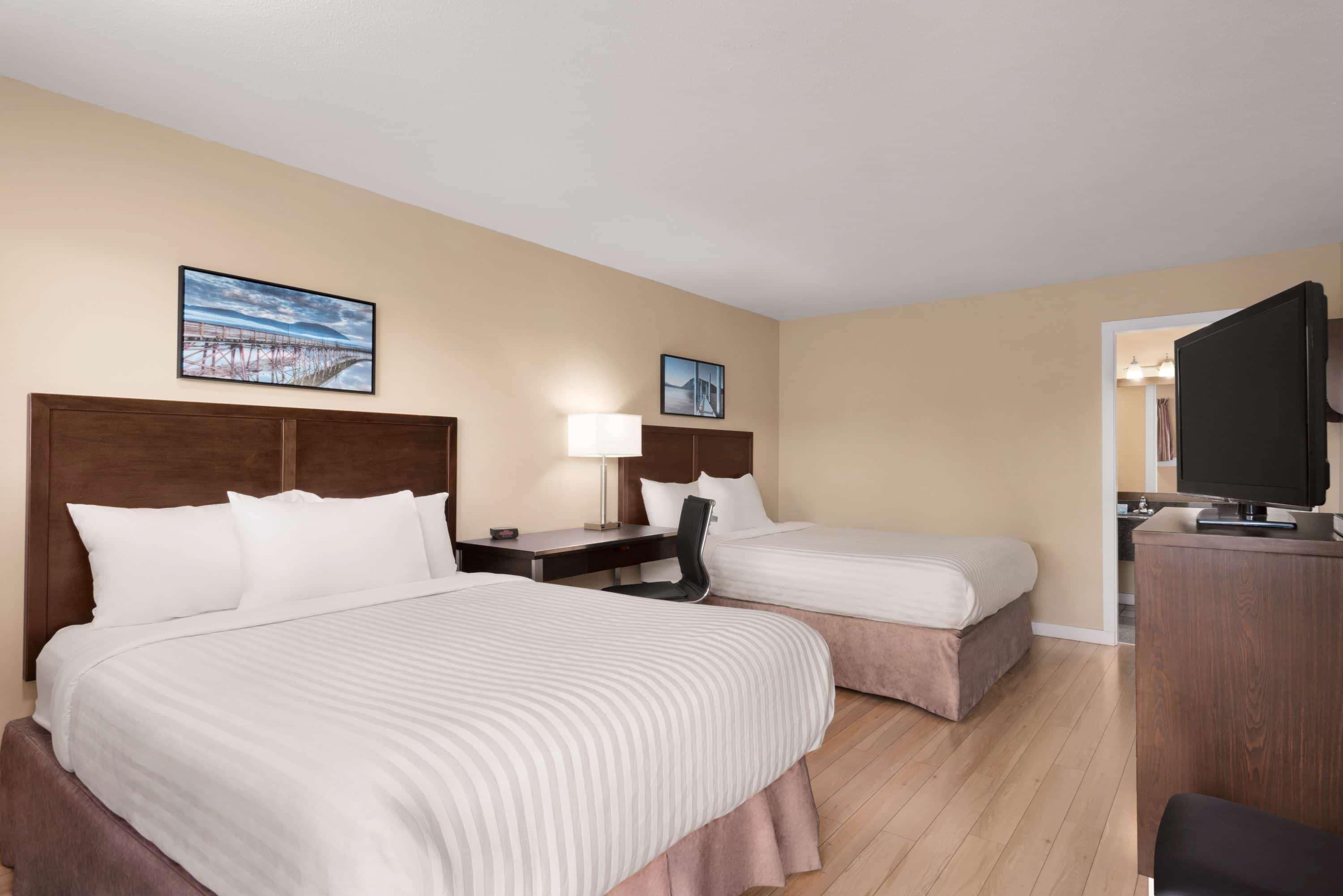 Travelodge By Wyndham Salmon Arm Bc Bagian luar foto