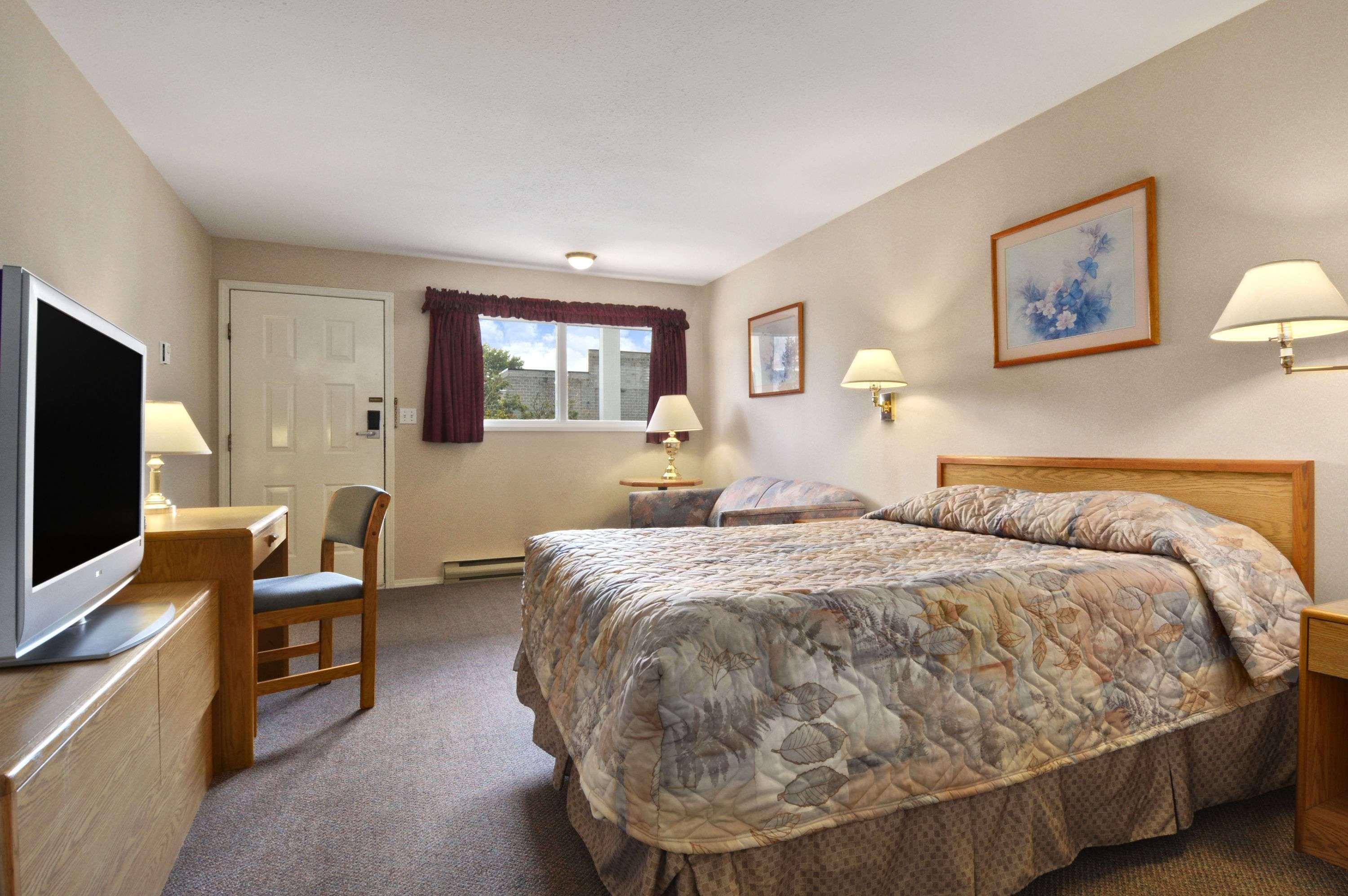 Travelodge By Wyndham Salmon Arm Bc Bagian luar foto