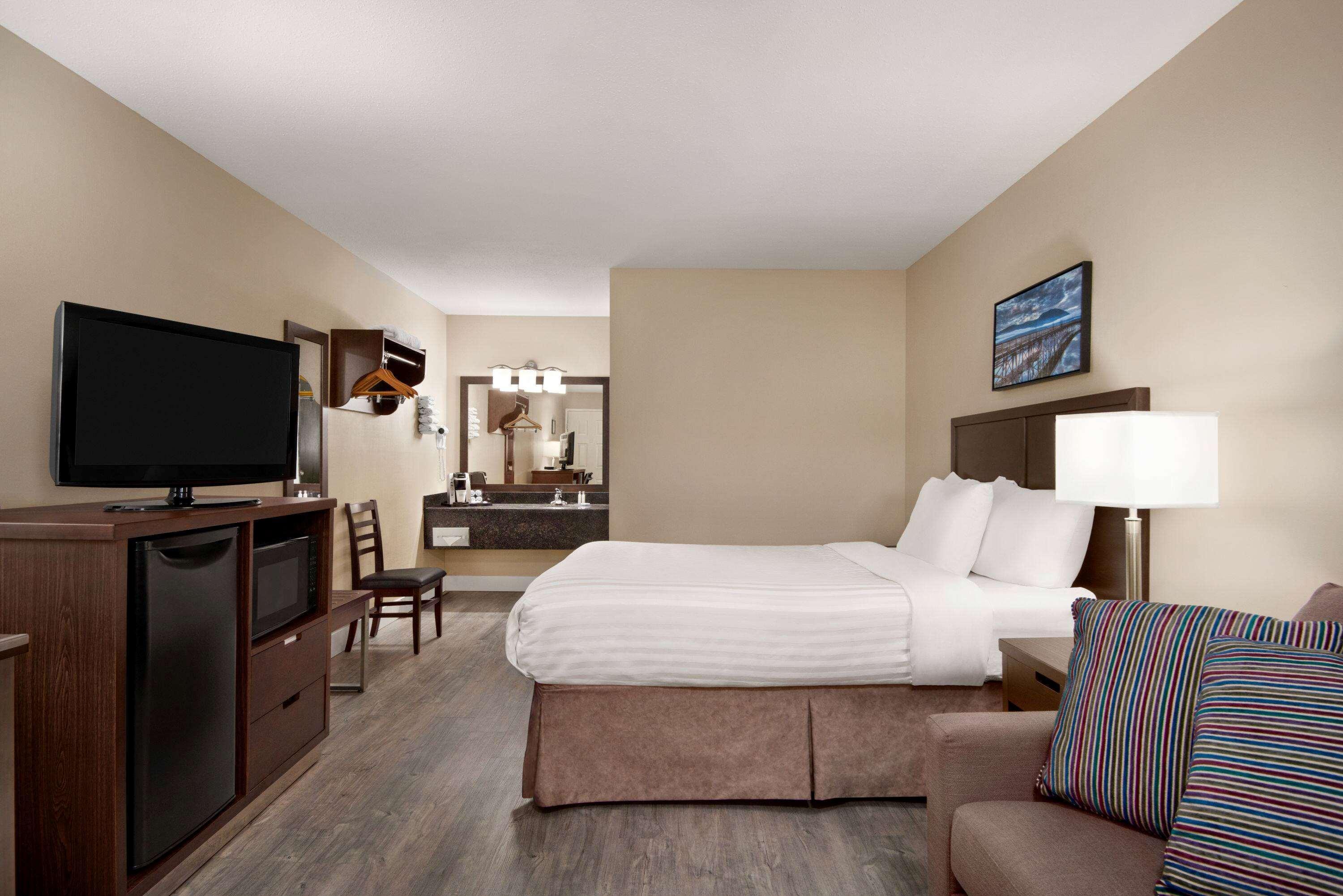 Travelodge By Wyndham Salmon Arm Bc Bagian luar foto