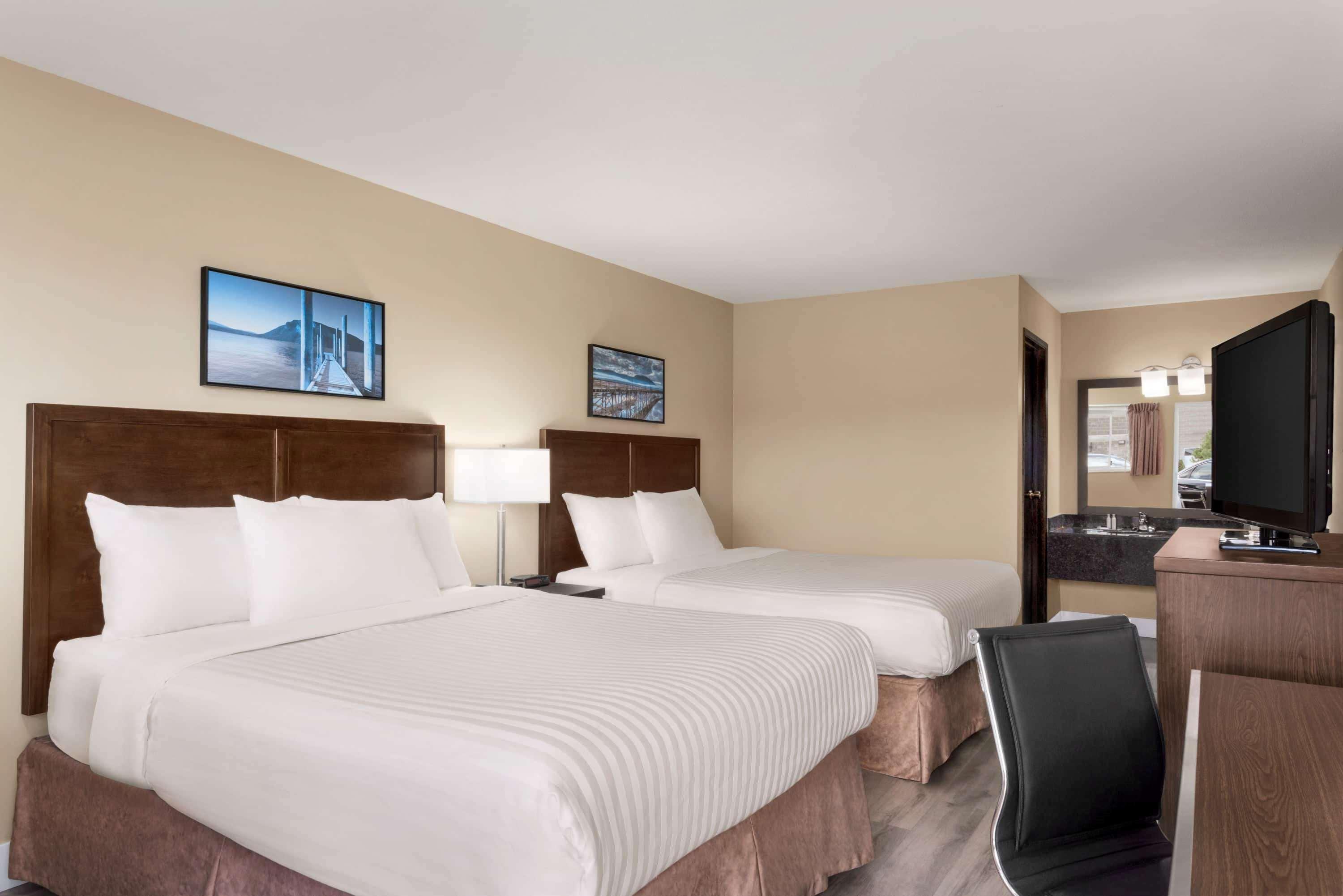 Travelodge By Wyndham Salmon Arm Bc Bagian luar foto