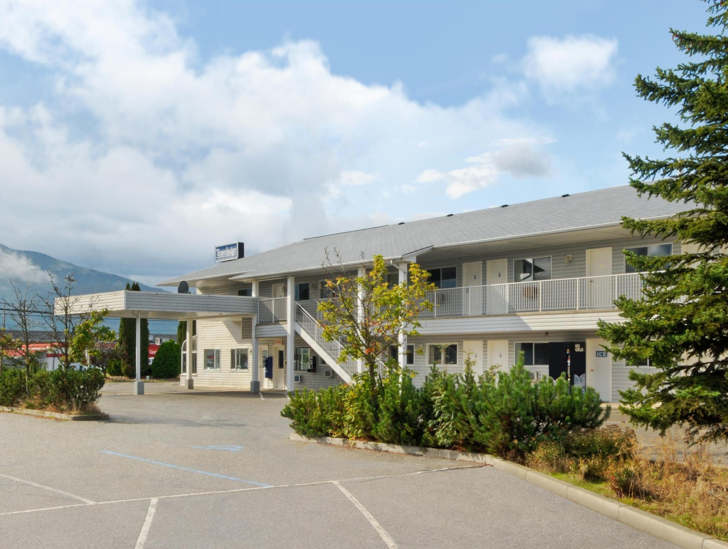 Travelodge By Wyndham Salmon Arm Bc Bagian luar foto