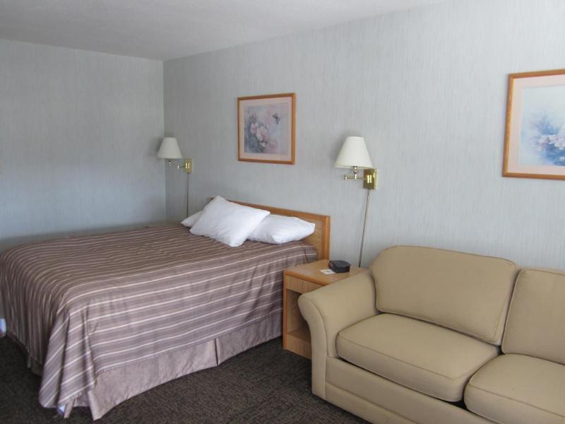 Travelodge By Wyndham Salmon Arm Bc Bagian luar foto